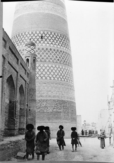 Minaret inachevé de la mosquée Madamire Khan