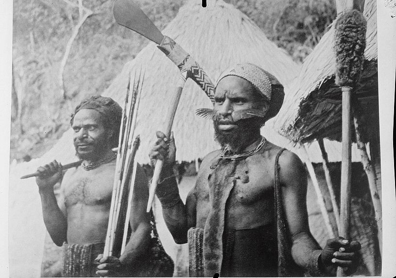 Papous, l'un tenant une hache de pierre cérémonielle faite dans la vallée