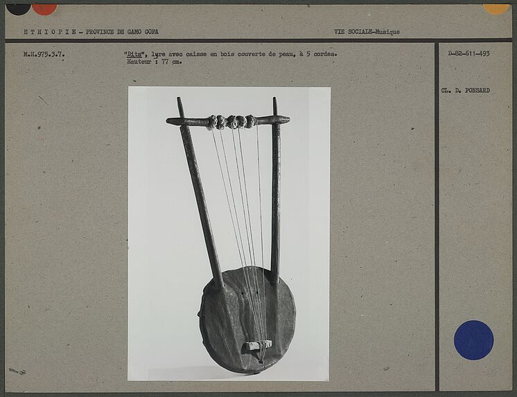 &quot;Dits&quot;, lyre avec caisse en bois à 5 cordes