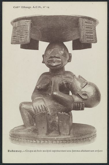 Dahomey - Coupe en bois sculpté représentant une femme allaitant son enfant
