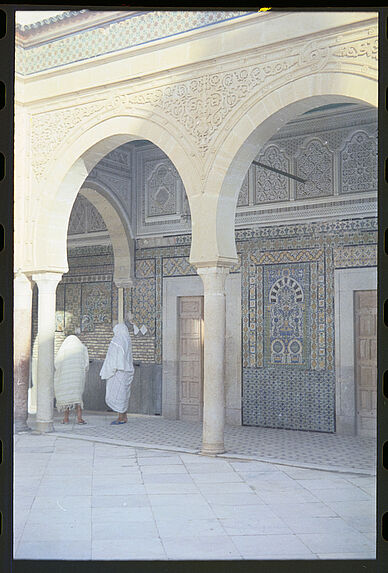 Sans titre [bande-film de quatre vues concernant des scènes près d'une mosquée en Tunisie]