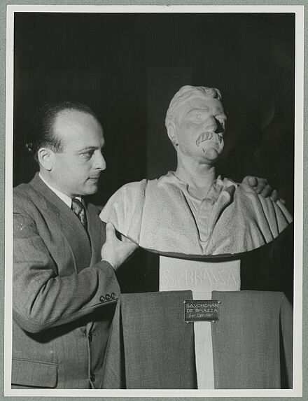 Sans titre [homme posant en tenant la statue en buste de Savorgnan de Brazza]