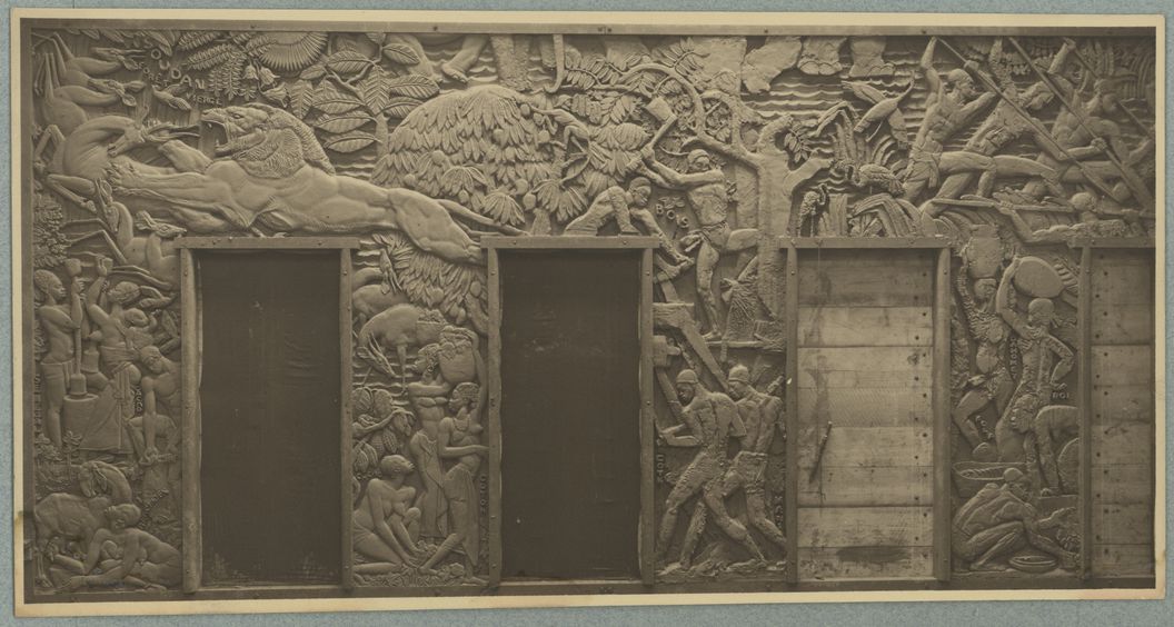 Sans titre [bas-relief de la façade du Palais de la porte dorée : scènes d'agriculture et d'élevage au Soudan et le travail du bois et la chasse au Dahomey]