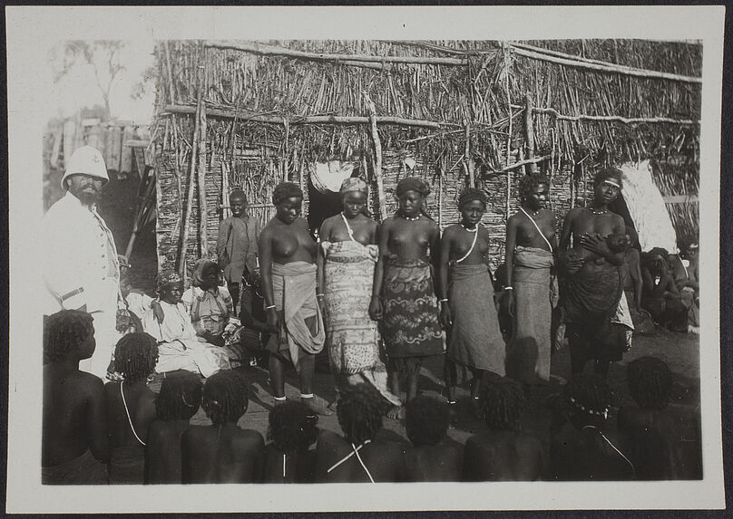 Concours de beauté à Tsiombé, en 1901, extrême-sud de Madagascar. A gauche, le lieutenant Vallod
