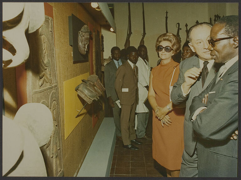 Sans titre [Bohumil Holas fait visiter à Léopold Sédar Senghor le musée de la Côte d'Ivoire à Abidjan]