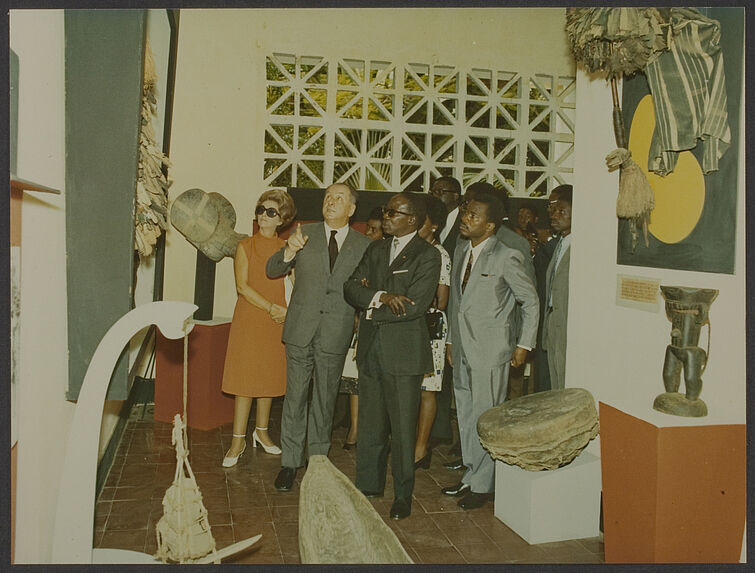 Sans titre [Bohumil Holas fait visiter à Léopold Sédar Senghor le musée de la Côte d'Ivoire à Abidjan]