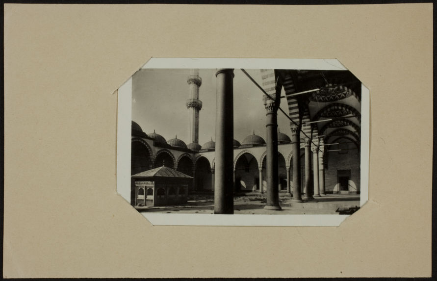 Süleymaniye Caminsinin içi ve Cesmesi - Cour et fontaine de la mosquée Suleymanié