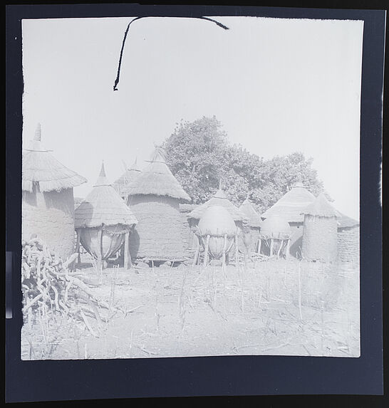 Les greniers autour du village