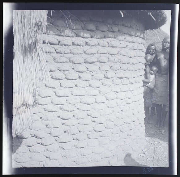 Les briques en banko en forme de gallette avant le crépi