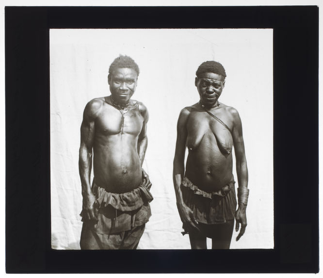 Babenga de N'Gongo (N'Goko), face [femme et homme]