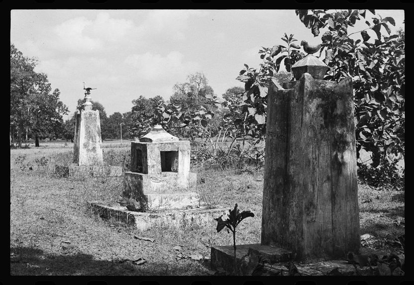 Sans titre [bande film de six vues concernant des monuments funéraires ou commémoratifs