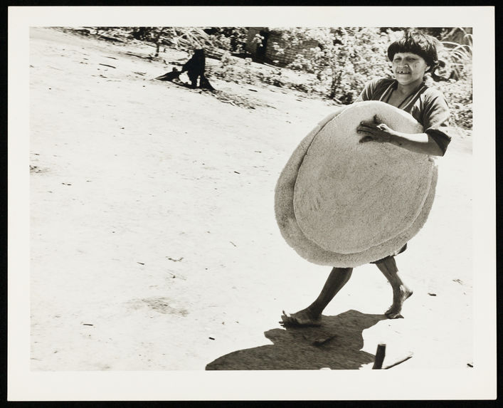 Sans titre [femme transportant des galettes de casabe]