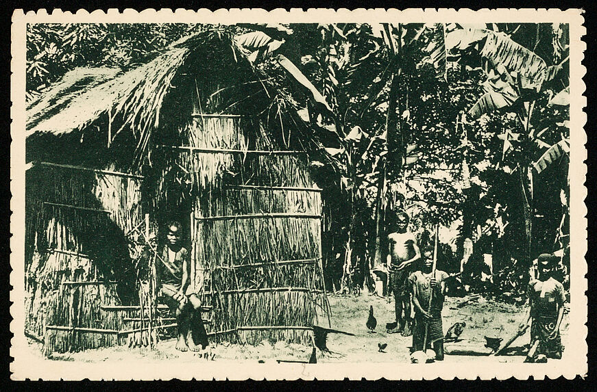 Congo. Une case indigène au Kwango. L'entrée est légèrement surélevée pour la défendre contre l'instrusion de toutes sortes de bêtes
