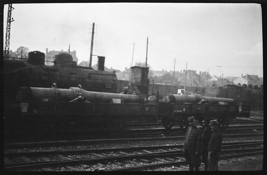 Photos de guerre [train transportant des canons]