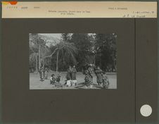 Enfants japonais, jouant dans le Parc d'un temple