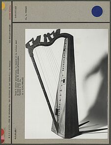 Harpe à caisse prismatique, 24 cordes métalliques