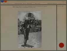 Femme papoue portant son fils, par dessus le filet contenant des légumes