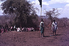Sans titre [groupe de Maasaï près d'un drapeau hissé sur un mât]