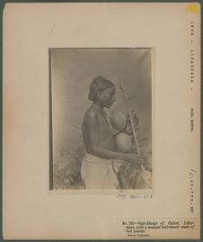 Paik-Bhuiya avec un instrument de musique
