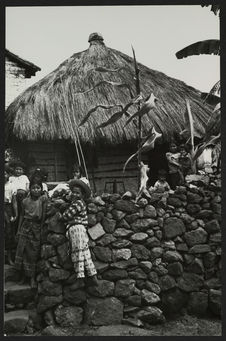 San Pedro-la-Laguna, enfants zutujil devant une maison du village