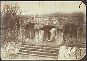 Palenque. Façade occidentale du premier batiment et intérieur de la cour du…