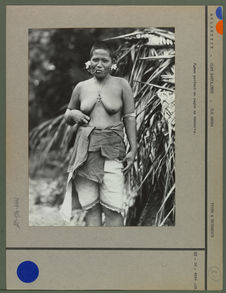Femme portant un pagne en vannerie