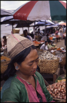 Jeune femme minoritaire au marché de Lashio