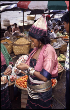 Jeune fille d'un village minoritaire au marché de Lashio