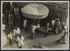 Hamac et parasol du roi d'Abengourou S. M. Essey Bonzou, Fête des ignames,…