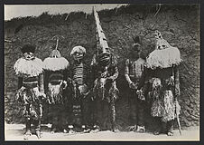 Personnages masqués figurant les ancêtres aux fêtes de la circoncision