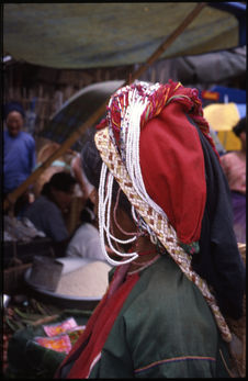 Coiffe de jeune femme minoritaire au marché de Lashio