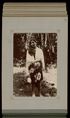Jeune "Diane tahitienne surprise au bain à Oofou (Taravao)"