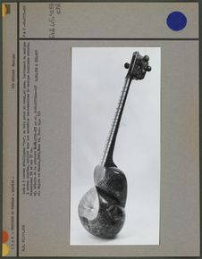 Instrument de musique "tar", en bois