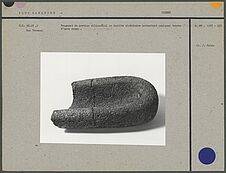 Fragment de mortier ellipsoidal en basalte alvéolaire
