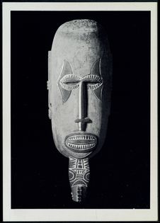 Masque en bois sculpté et peint (blanc et rosé)