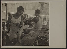 Artisan travaillant l'ivoire. Douala, Cameroun