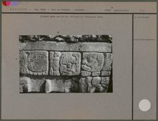 Glyphes maya sur un des édifices de l'Acropole Nord