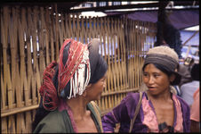 Coiffes de jeunes femmes minoritaires au marché de Lashio