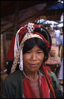 Femme d'un village minoritaire au marché de Lashio