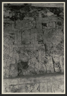 Acanceh, relief et hiéroglyphes en stuc