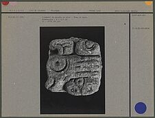 Fragment de glyphe en stuc : Ahau et main