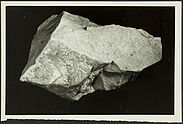 Pièce massive en quartzite, à base quadrangulaire. Série III : émoussée…