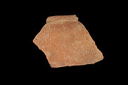 Fragment d'urne funéraire, céramique beige, bourrelet sur le bord