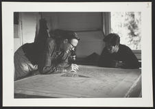 Conklin et Lupaith travaillant sur le manuscrit de la carte