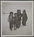 Forêt de Fagarash. Enfants de Tziganes nomades nus par - 35°