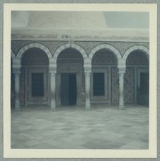 Monastir [arcs reposant sur des colonnes]