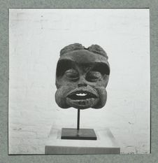 Masque de la société Troh réalisé par le sculpteur Atem