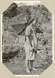 Femme "Ilongot" portant un panier