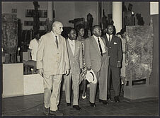Sans titre [des hommes et une femme visitent le musée de la Côte d'Ivoire]