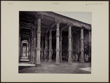Intérieur de la mosquée Arhaidinka-Jhompra